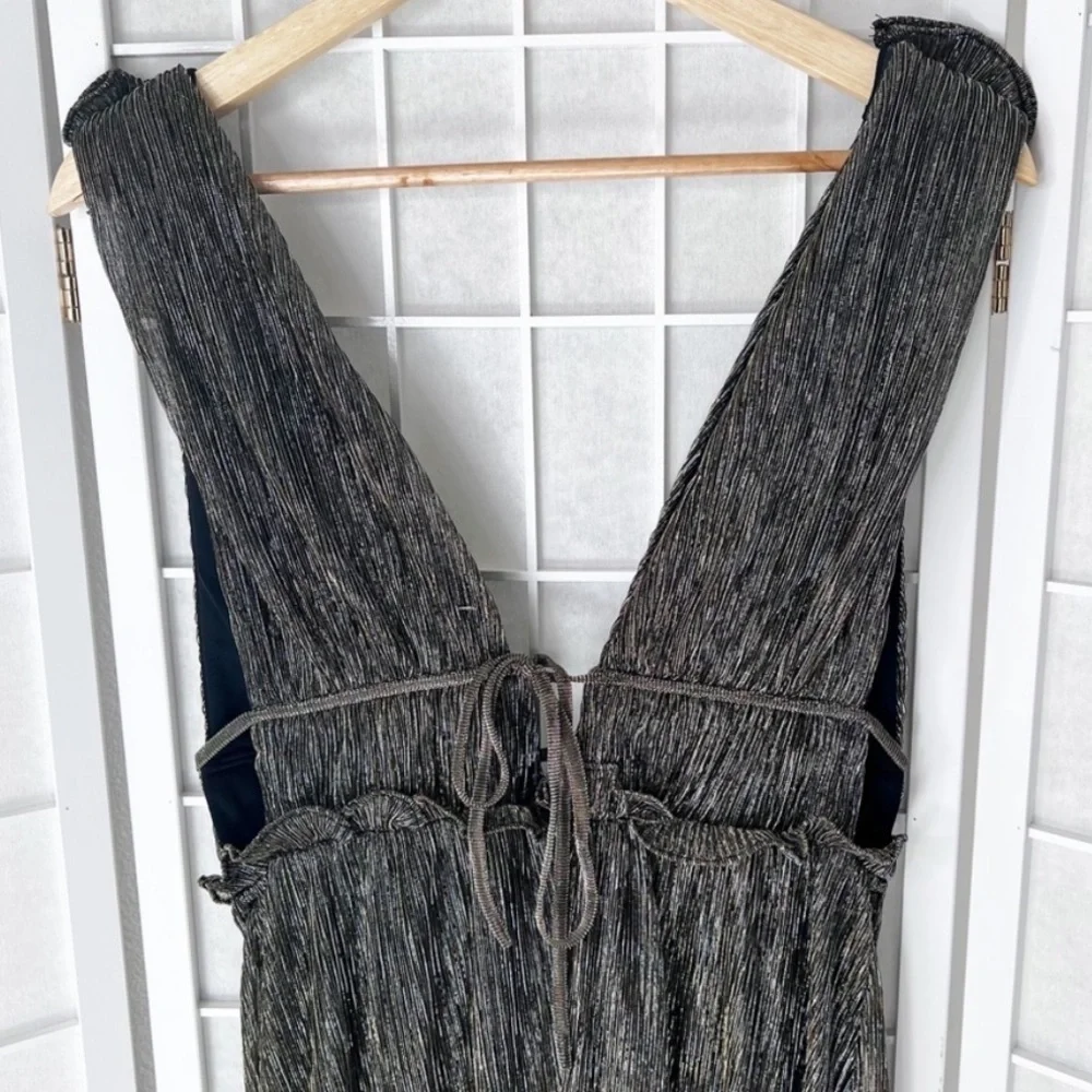 LULU’S Stunning Low Neck-Line Gown - Picture 12 of 12